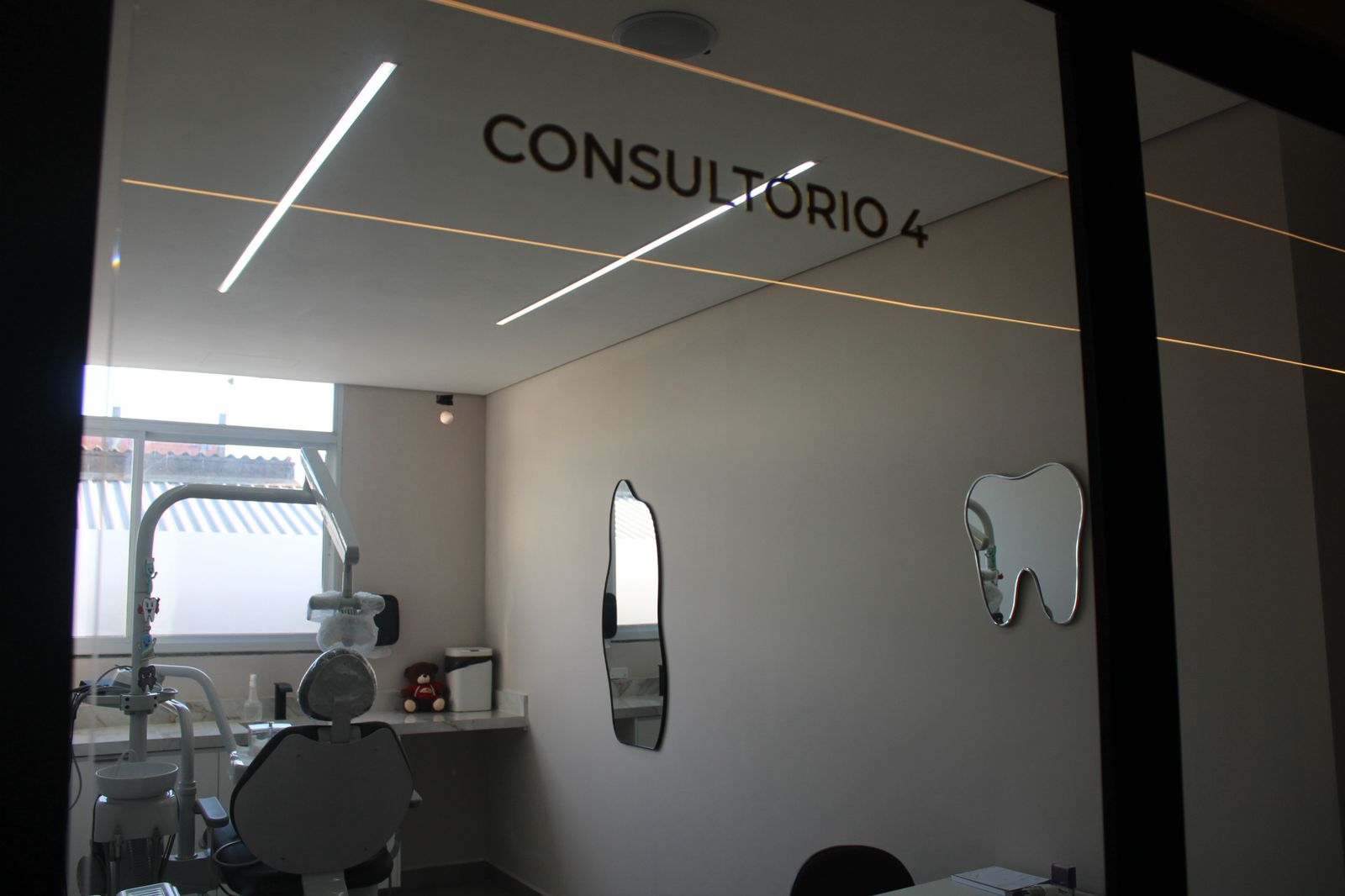 Consultório 4 com iluminação linear e espelhos decorativos