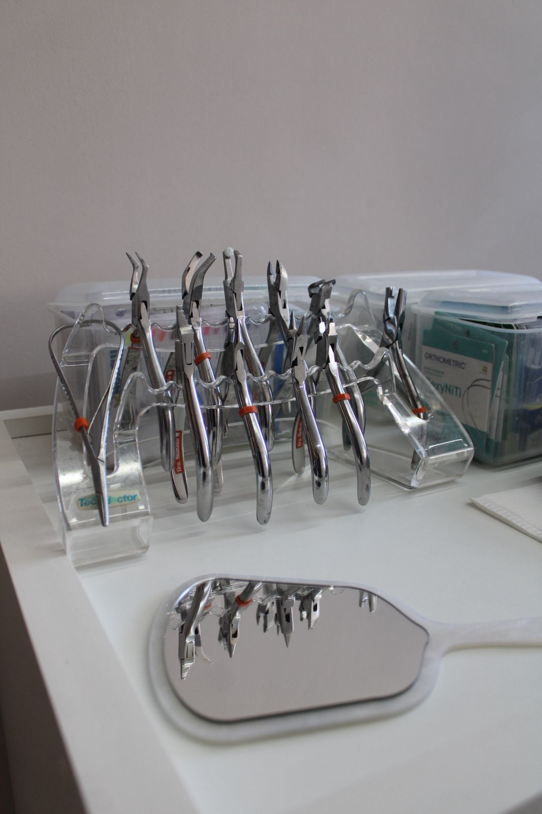 Instrumentais de ortodontia organizados