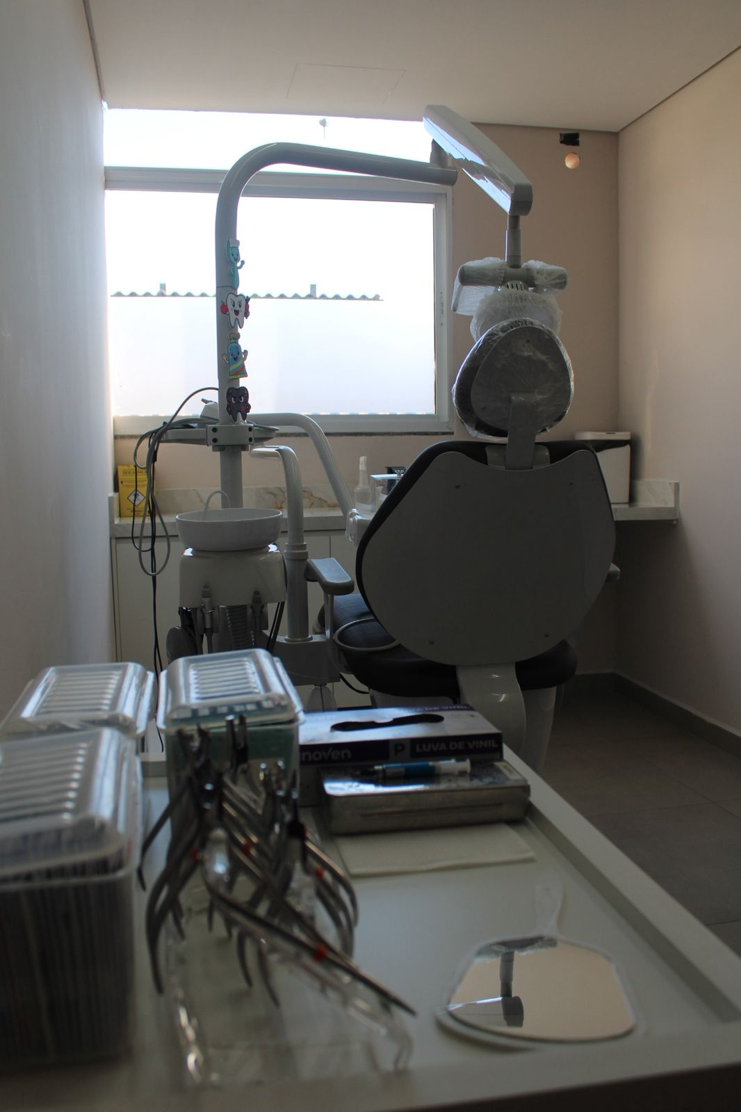 Cadeira odontológica e instrumentais esterilizados